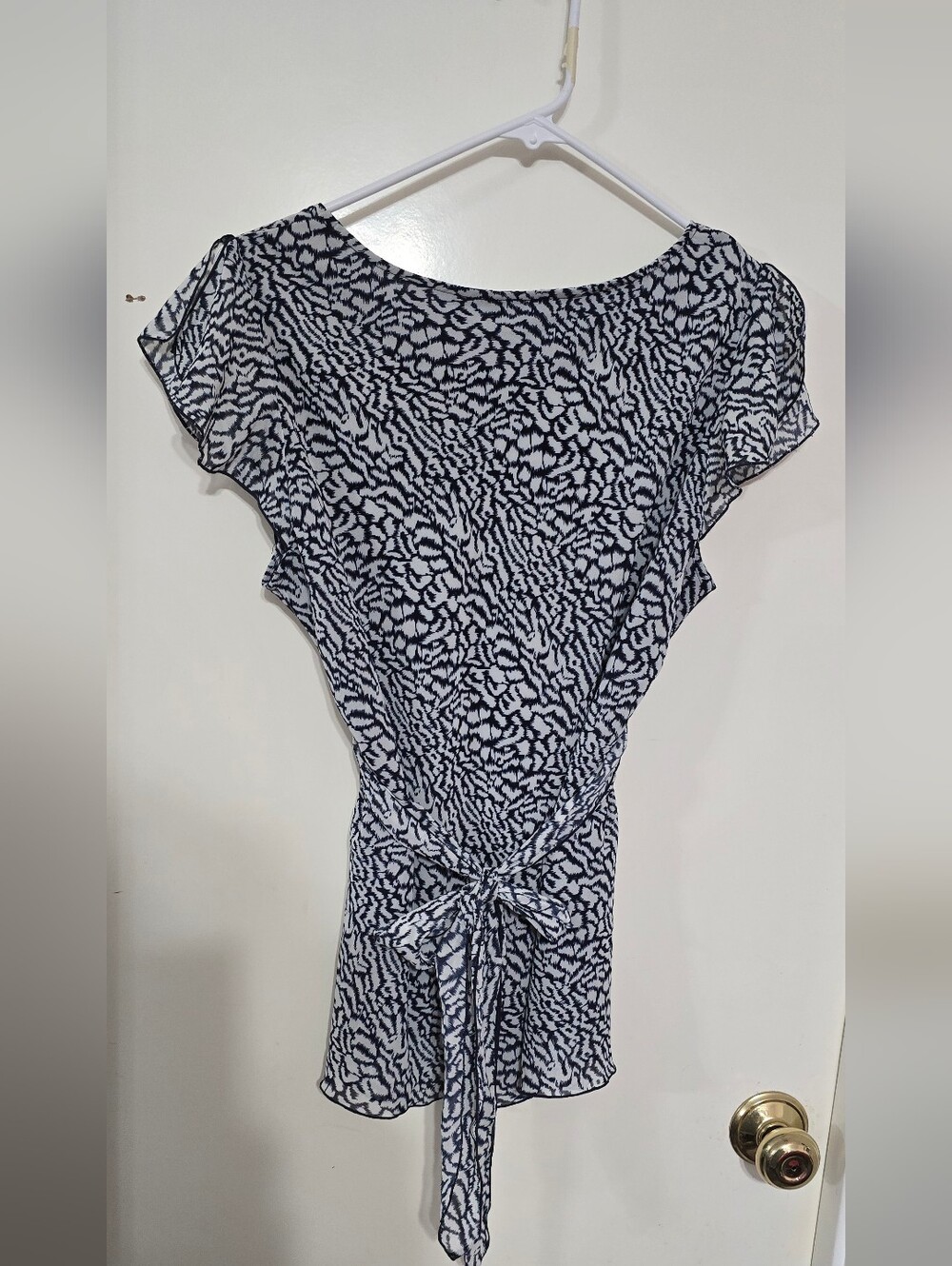 #6145 Cato Women's Black & White Printed Flutter Sleeve Top - Picture 4 of 6